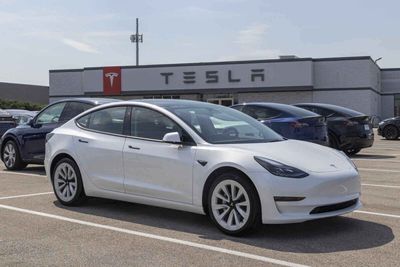 Tesla Hikes Model Y Prices as Wall Street Focuses on AI. Whether You Are Betting on Cars or Robots, TSLA Stock Is Overstretched Here.